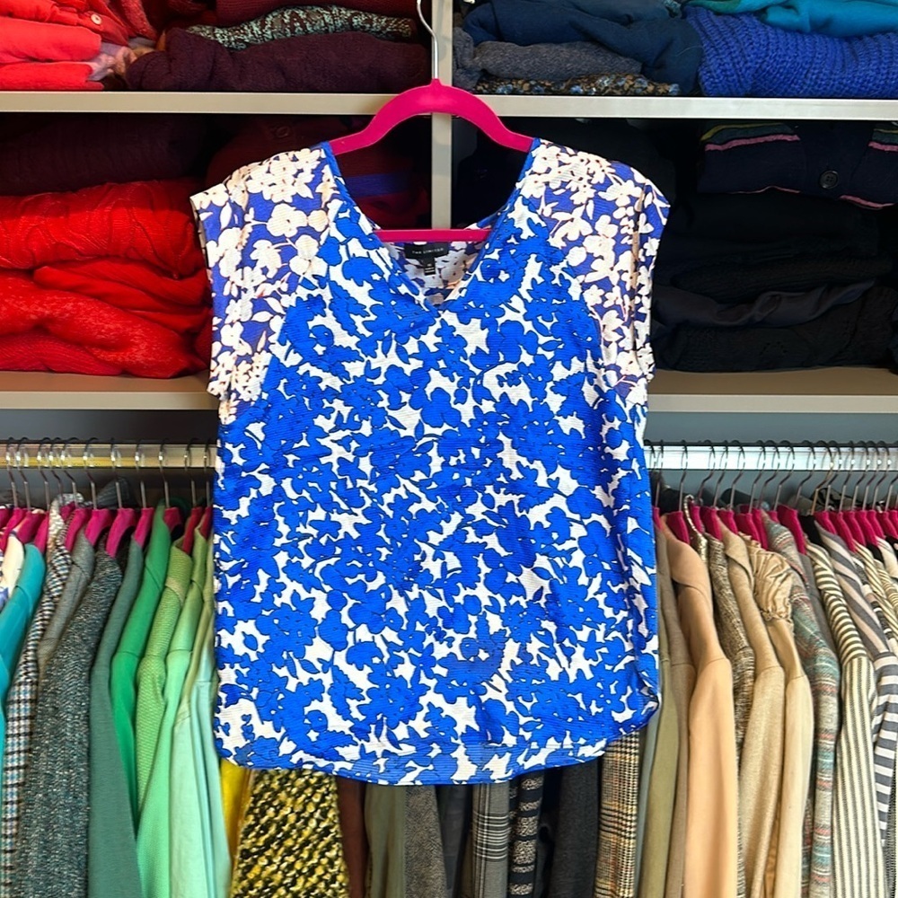 The Limited royal blue/white flower print sleeveless v neck top size XS